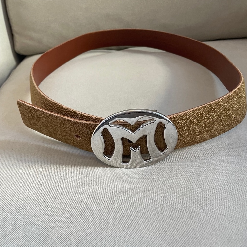 "M" silver belt buckle with stingray belt
